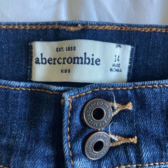 Low rise Abercrombie jean shorts - Picture 3 of 3